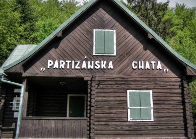 Stratení na Vtáčniku - území bukových trpaslíkov. Partizánska chata Škurátka.