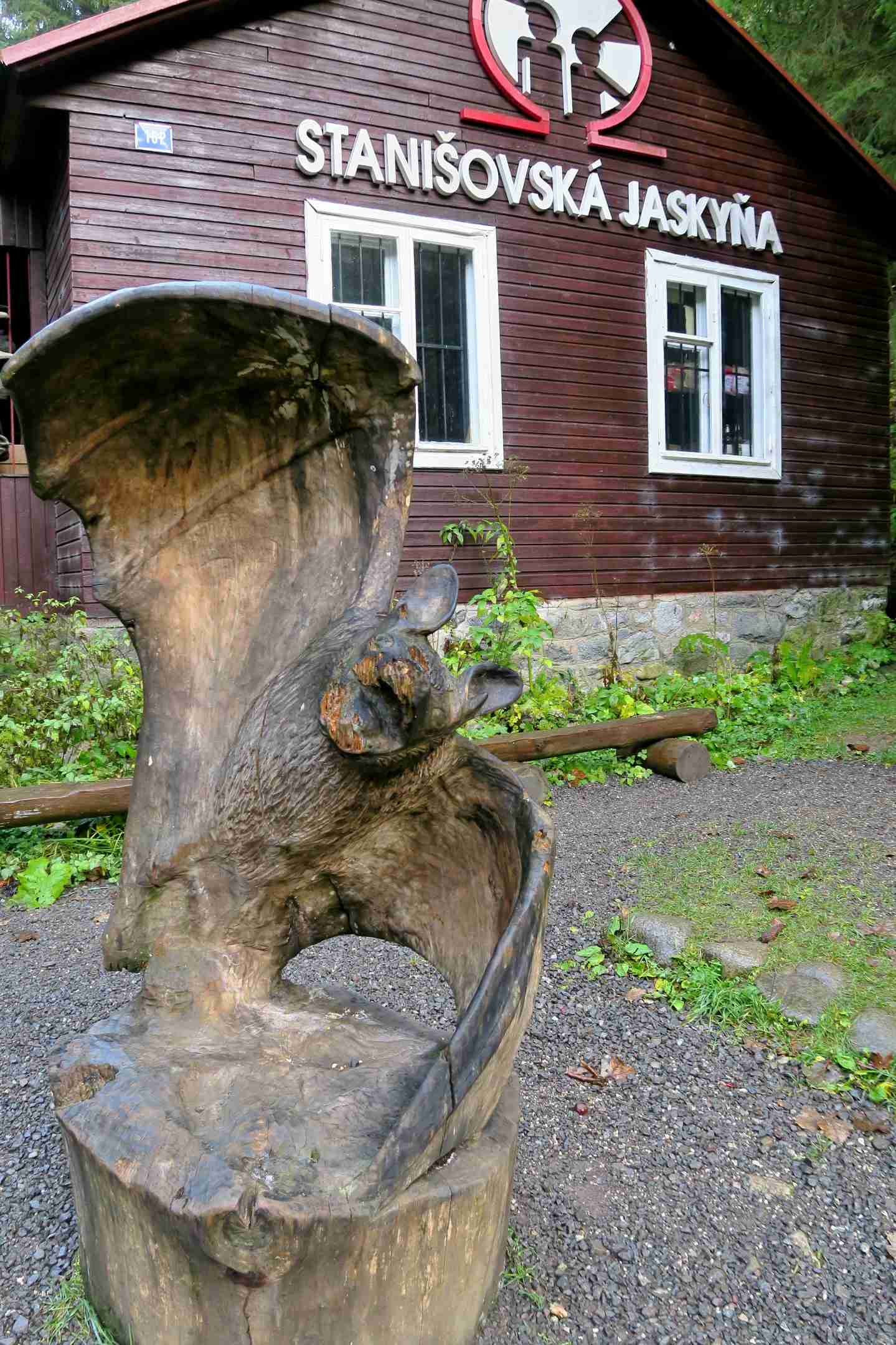Stanišovská jaskyňa Malá Stanišovská jaskyňa je jediná prístupná pre verejnosť.