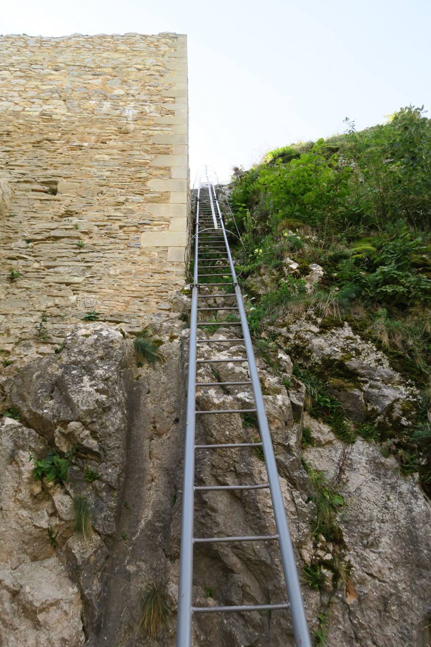 Hrad Lednica-rebrík do veže.